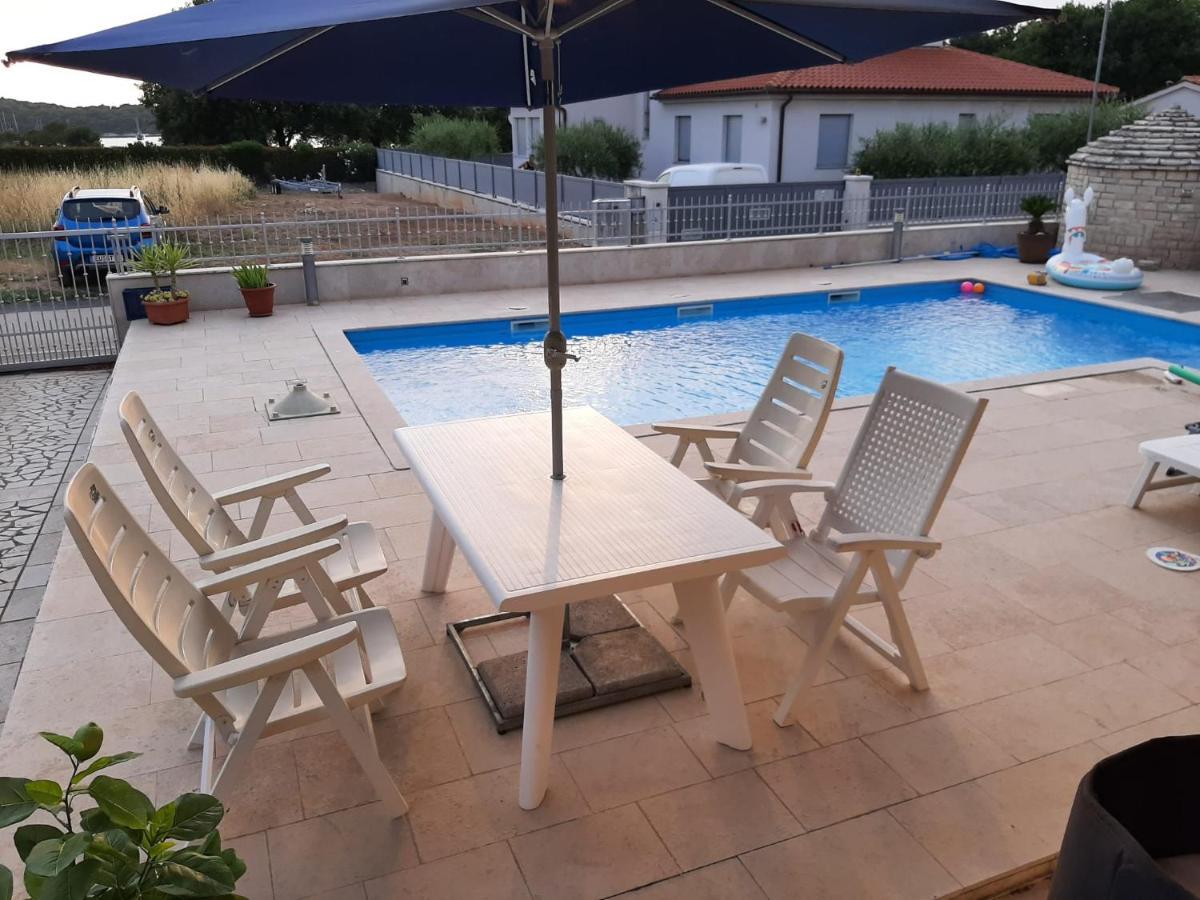 Nice, Cosy Studio Apartment With Shared Outdoor Pool Banjole Extérieur photo