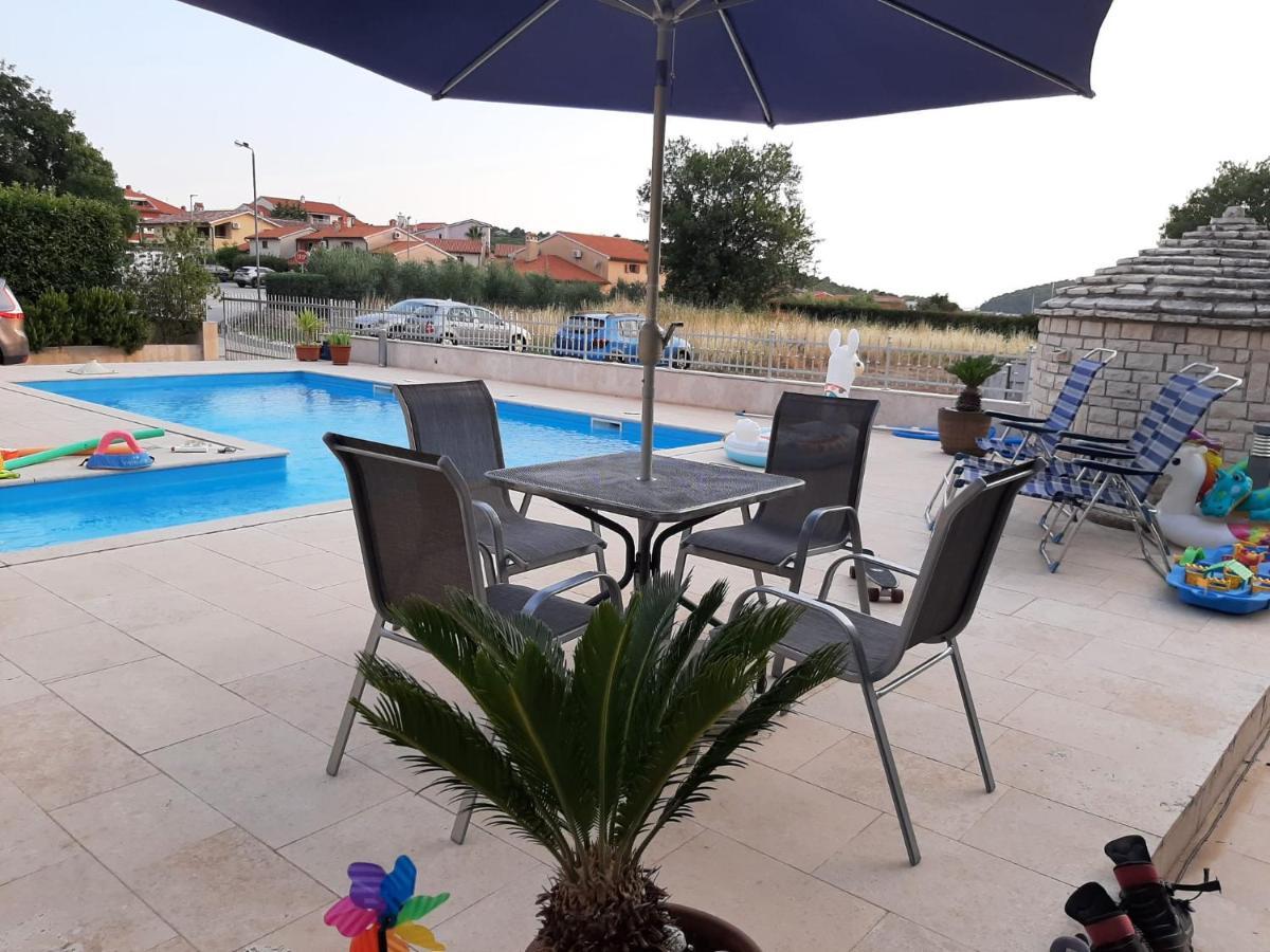 Nice, Cosy Studio Apartment With Shared Outdoor Pool Banjole Extérieur photo